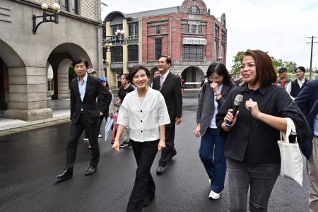 劉執行長陪同鄭副院長前往臺南市鹽水區視察「岸內糖廠影視基地」