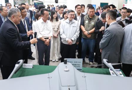 執行長劉米山及副執行長李碧菁陪同行政院長卓榮泰前往嘉義縣參訪「亞洲無人機AI創新應用研發中心」