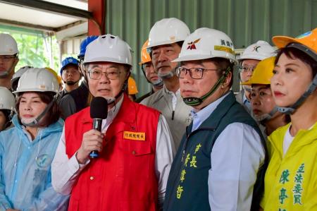 執行長劉米山陪同行政院長卓榮泰前往臺南市柳營區視察災區房屋修繕重建情形