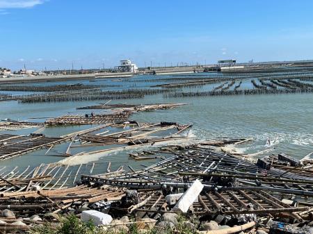 劉執行長與李副執行長陪同卓院長一同視察臺鐵路基搶修及蚵農災損