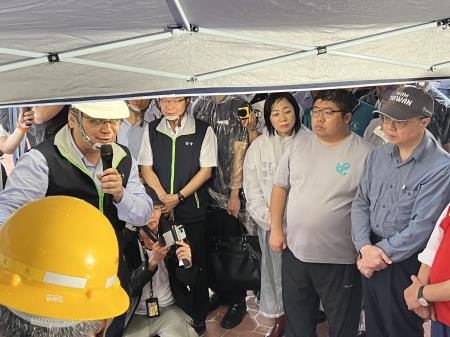 副執行長李碧菁陪同行政院長卓榮泰前往嘉義縣新港鄉視察蕹菜農損情形及布袋鎮視察「台電特高壓電塔大寮－新塭線2、3、4號鐵塔」災損情形