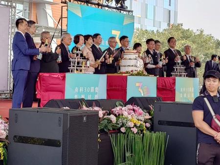 執行長劉米山陪同院長卓榮泰出席南部科學園區30周年園慶暨集團結婚活動5