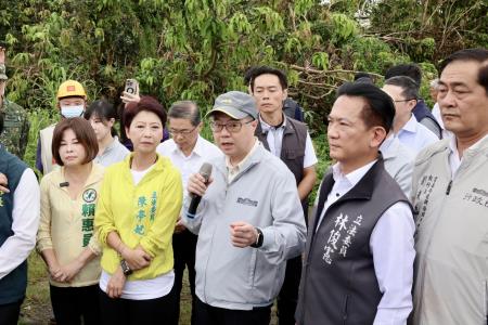 執行長劉米山陪同行政院長卓榮泰前往臺南市視察白河區甘宅橋及後壁區菁寮排水菁長橋淹水與排水整治