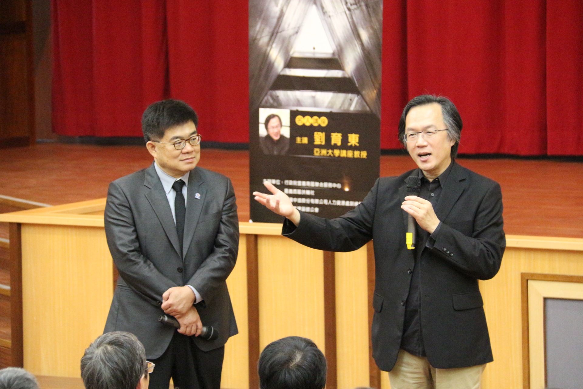 中心徐文志副執行長、亞洲大學劉育東教授與民眾問答時間