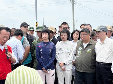 副執行長李碧菁陪同行政院長卓榮泰前往嘉義縣朴子市視察荷苞嶼佳禾橋排水整治及民宅淹水狀況