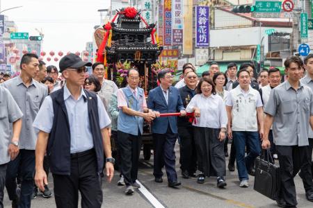 執行長劉米山陪同院長卓榮泰出席嘉義市城隍廟「城隍晉袍冠、夜巡諸羅城起駕」盛典2