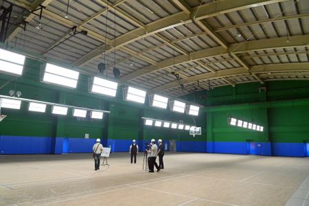 執行長劉米山陪同院長卓榮泰前往視察「嘉義市西區全民運動館」工程進度5