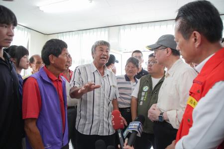 副執行長李碧菁陪同行政院長卓榮泰前往嘉義縣朴子市視察荷苞嶼佳禾橋排水整治及民宅淹水狀況