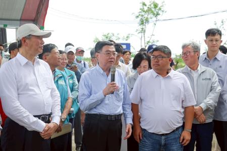 副執行長李碧菁陪同行政院長卓榮泰前往嘉義縣視察新塭滯洪池及新庄農場滯洪池光電板毀損清除進度