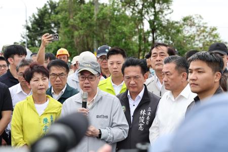 執行長劉米山陪同行政院長卓榮泰前往臺南市視察白河區甘宅橋及後壁區菁寮排水菁長橋淹水與排水整治