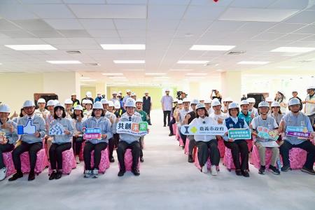 執行長劉米山陪同院長卓榮泰前往視察「嘉義市西區全民運動館」工程進度1