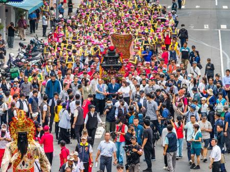 執行長劉米山陪同院長卓榮泰出席嘉義市城隍廟「城隍晉袍冠、夜巡諸羅城起駕」盛典3