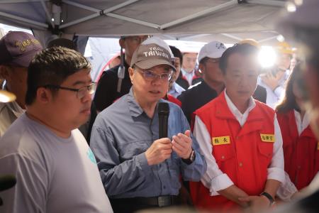 副執行長李碧菁陪同行政院長卓榮泰前往嘉義縣新港鄉視察蕹菜農損情形及布袋鎮視察「台電特高壓電塔大寮－新塭線2、3、4號鐵塔」災損情形