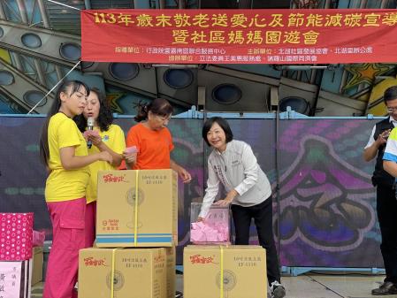 副執行長李碧菁出席「歲末敬老送愛心及節能減碳宣導暨社區媽媽園遊會」活動