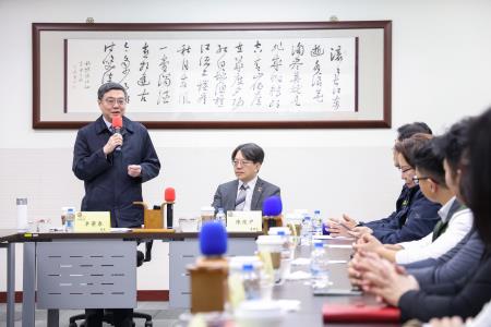 執行長劉米山陪同院長卓榮泰赴臺南市參訪錸恩帕斯科技公司與巨鎧精密工業公司2