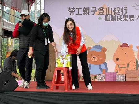 副執行長陳怡帆出席勞工親子登山健行暨職訓成果展3
