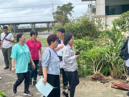 副執行長李碧菁與教育部長鄭英耀視察嘉義縣三江國小與義竹國中2所學校災損情形
