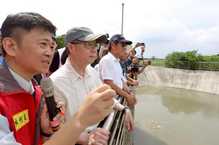 副執行長陳怡帆陪同行政院長卓榮泰前往雲林縣水林鄉視察新街抽水站擴大治理工程及水林鄉蕃薯村關心民宅淹水情形