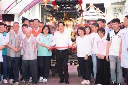 執行長劉米山和副執行長李碧菁陪同總統賴清德出席「嘉義城隍廟城隍夜巡諸羅城遶境活動」(圖片來源：洪年宏)