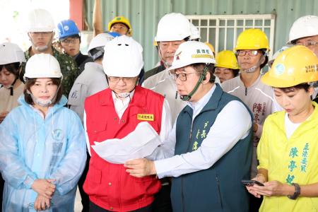 執行長劉米山陪同行政院長卓榮泰前往臺南市柳營區視察災區房屋修繕重建情形