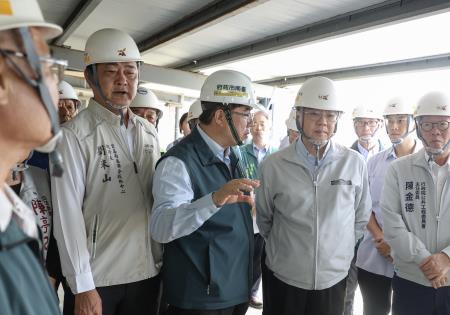 執行長劉米山陪同行政院長卓榮泰前往臺南市七股區與將軍區關心丹娜絲風災後民宅修繕及通訊修復情形