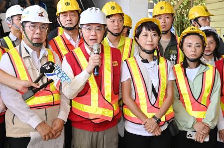 劉執行長與李副執行長陪同卓院長一同視察臺鐵路基搶修及蚵農災損