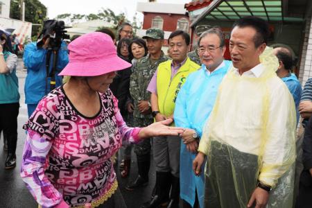 李副執行長及陳副執行長陪同院長視察嘉義、雲林颱風災情