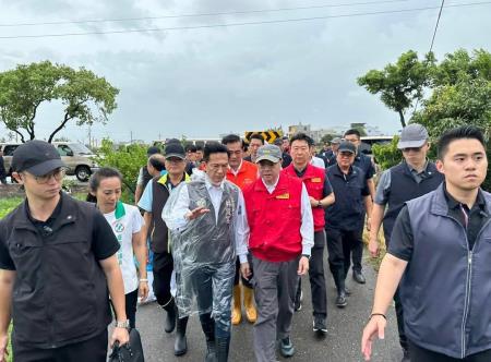 劉執行長陪同院長視察臺南農損與八掌溪溢堤搶修工程