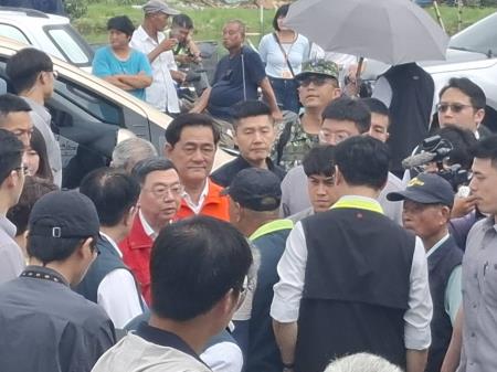 執行長劉米山陪同行政院長卓榮泰前往臺南市將軍區視察風災災損情形