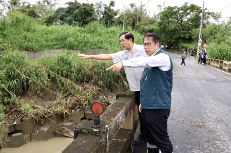 執行長劉米山陪同行政院長卓榮泰前往臺南市視察白河區甘宅橋及後壁區菁寮排水菁長橋淹水與排水整治