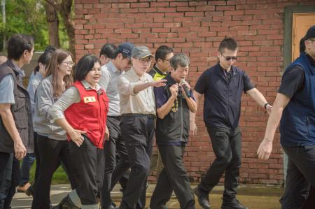 副執行長陳怡帆陪同行政院長卓榮泰前往雲林縣水林鄉視察新街抽水站擴大治理工程及水林鄉蕃薯村關心民宅淹水情形