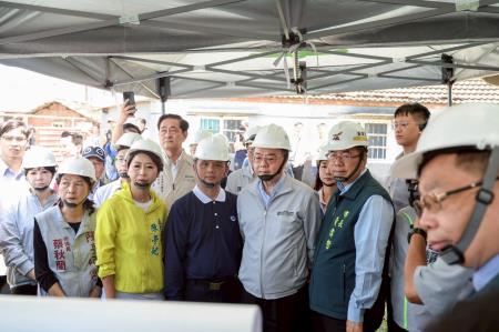 執行長劉米山陪同行政院長卓榮泰前往臺南市七股區與將軍區關心丹娜絲風災後民宅修繕及通訊修復情形
