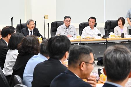 執行長劉米山及副執行長李碧菁陪同行政院長卓榮泰前往嘉義縣參訪「亞洲無人機AI創新應用研發中心」