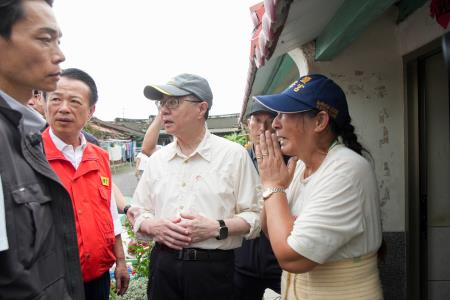 副執行長李碧菁陪同行政院長卓榮泰前往嘉義縣朴子市視察荷苞嶼佳禾橋排水整治及民宅淹水狀況