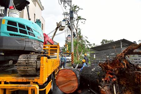 副執行長李碧菁陪同行政院長卓榮泰視察嘉義市電力復原情形