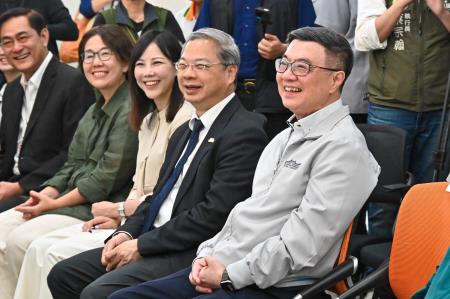 執行長劉米山陪同行政院長卓榮泰前往臺南市參訪「岸內影視基地」