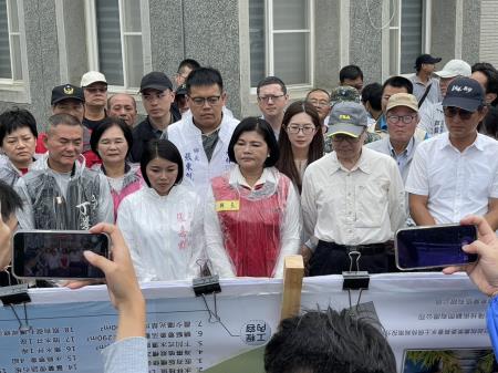 副執行長陳怡帆陪同行政院長卓榮泰前往雲林縣水林鄉視察新街抽水站擴大治理工程及水林鄉蕃薯村關心民宅淹水情形