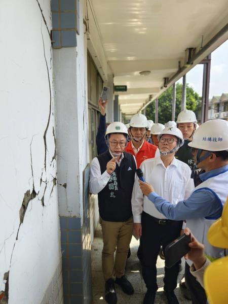 執行長劉米山前往臺南市楠西國中瞭解校舍受損情形