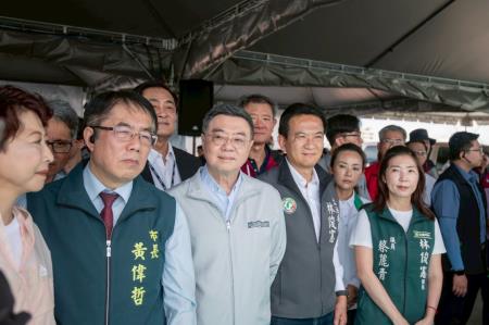 執行長劉米山陪同行政院長卓榮泰前往臺南市安南區視察「曾文溪排水治理及防汛整備工作」