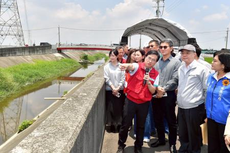 副執行長陳怡帆陪同行政院長卓榮泰前往雲林縣視察「雲林大埤鄉延潭大排整體治理」