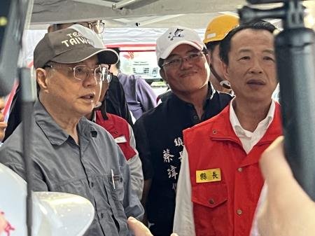 副執行長李碧菁陪同行政院長卓榮泰前往嘉義縣新港鄉視察蕹菜農損情形及布袋鎮視察「台電特高壓電塔大寮－新塭線2、3、4號鐵塔」災損情形