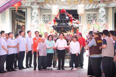 執行長劉米山和副執行長李碧菁陪同總統賴清德出席「嘉義城隍廟城隍夜巡諸羅城遶境活動」(圖片來源：洪年宏)