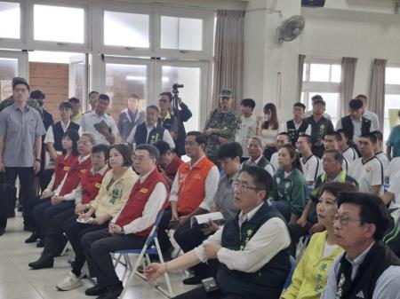 執行長劉米山陪同行政院長卓榮泰前往臺南市將軍區視察風災災損情形