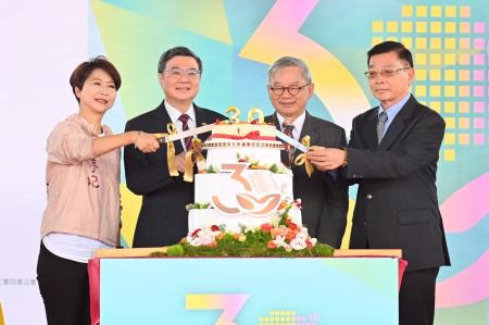 執行長劉米山陪同院長卓榮泰出席南部科學園區30周年園慶暨集團結婚活動2