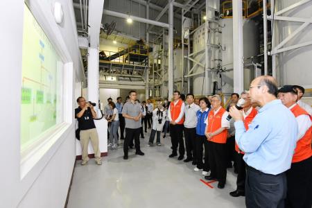 執行長陪同院長前往雲林縣實地視察「濁水溪河川揚塵防制改善成果」及第六屆政府服務獎「雲林縣環保局-轉廢為能，垃圾全循環專案」成果