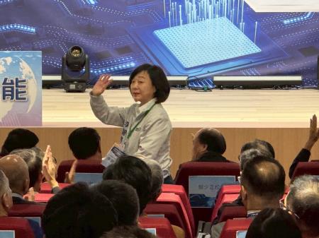 中心副執行長李碧菁