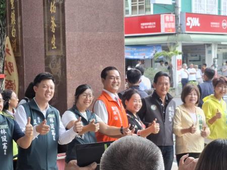 執行長劉米山陪同總統賴清德前往台南市白河店仔口福安宮參香暨揭匾