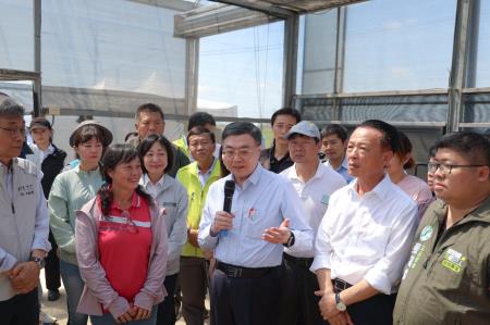2025年8月30日行政院長卓榮泰視察嘉義縣鹿草鄉溫室重建情形.jpg